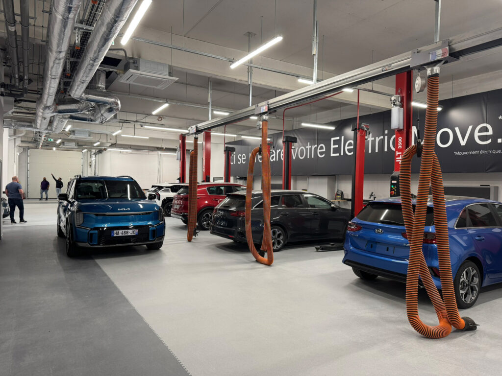 Intérieur de l'atelier automobile KIA de Colombes