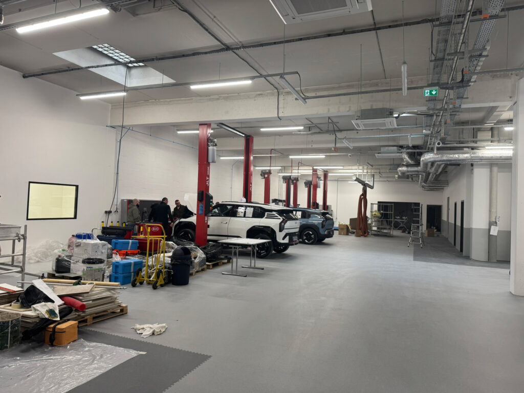 Intérieur de l'atelier automobile KIA de Colombes